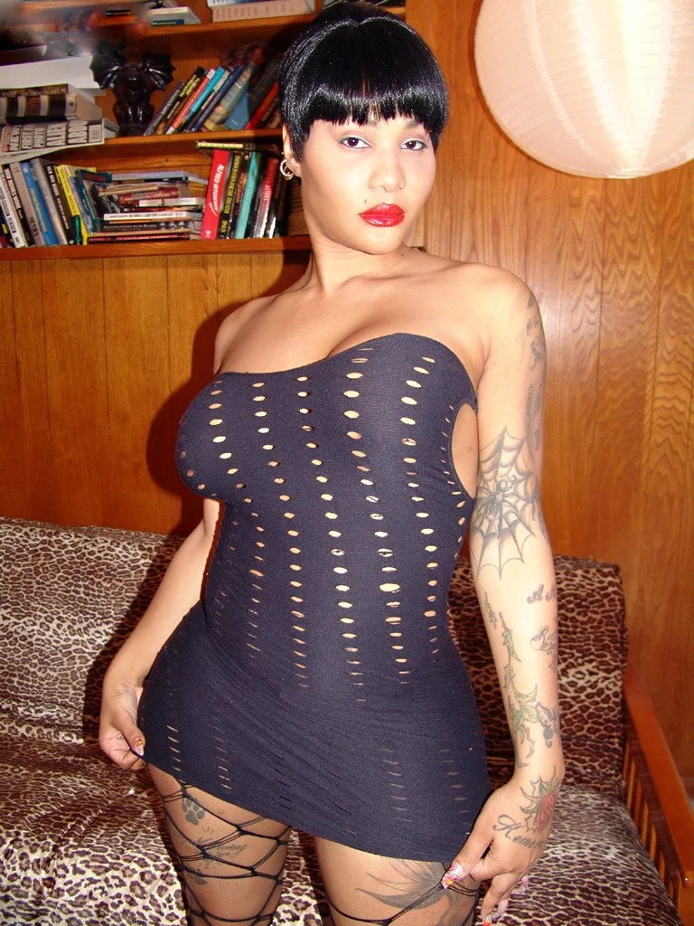 Big Booty Shemales and Trannies Escorts Prostitutes (Throwback) image 2