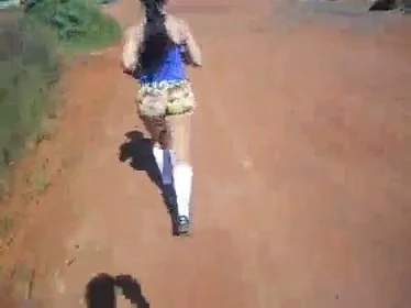 Marido faz um desafio pra esposa caminhar com Plus no cozinho dela essa e puta dms image 5