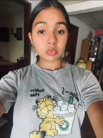 Con tan solo 16 años se lo traga todo cover image