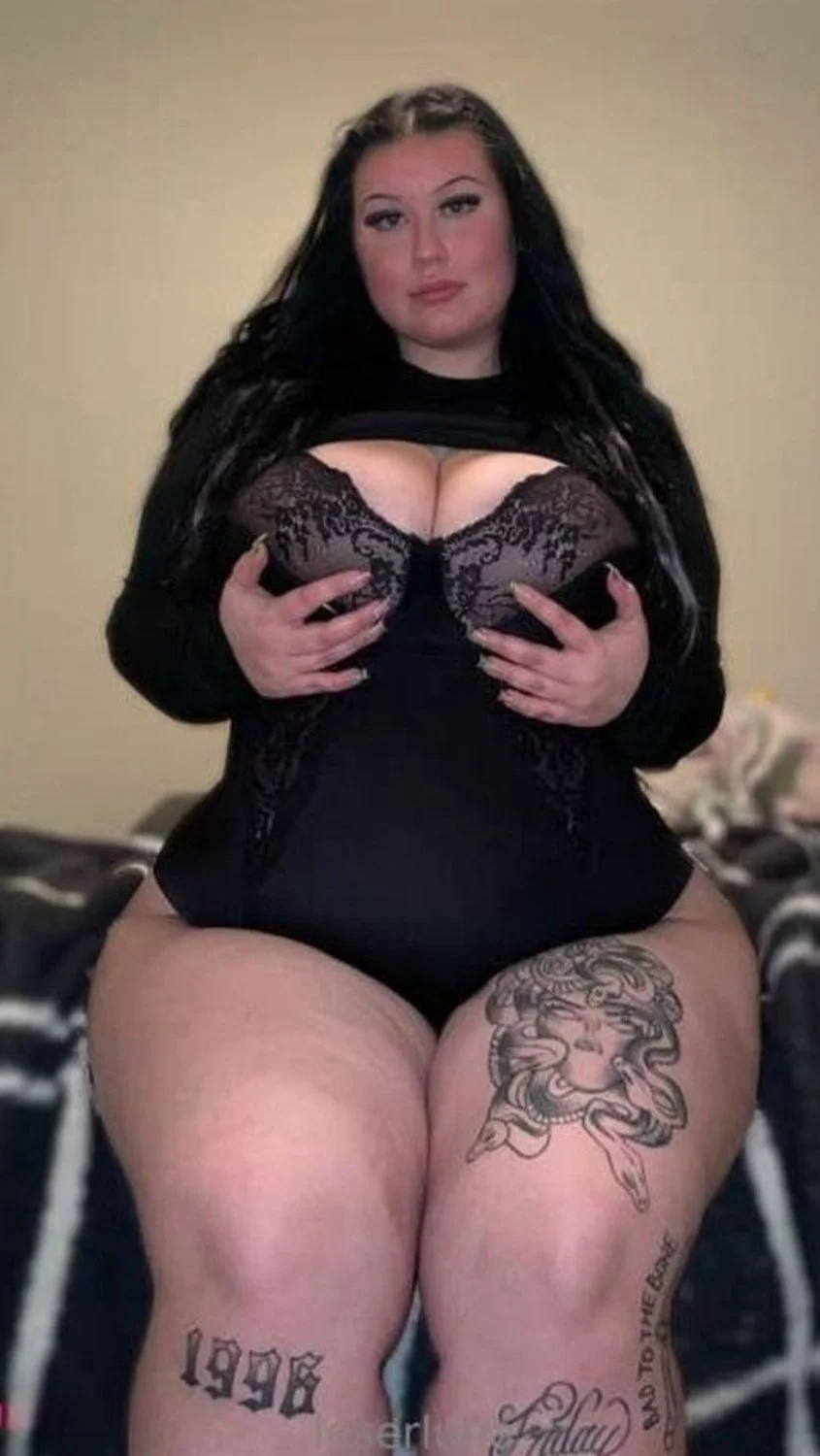 Goth ThickWife image 4