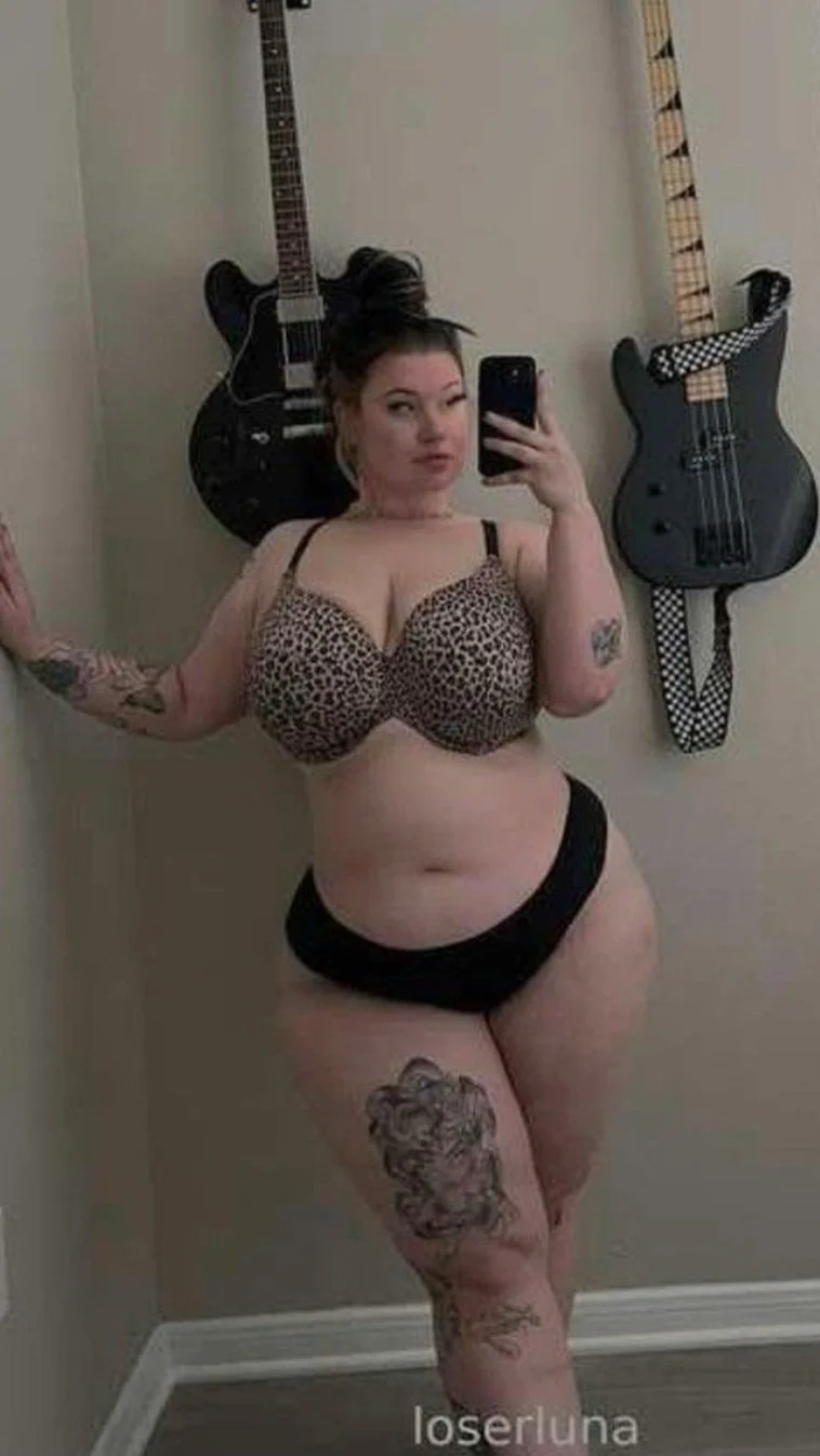 Goth ThickWife image 9