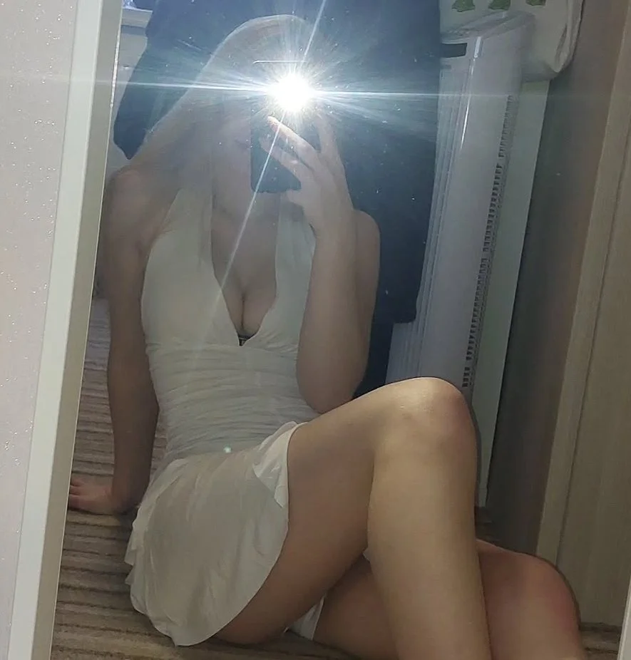 German Melissa loves to show bikini image 2