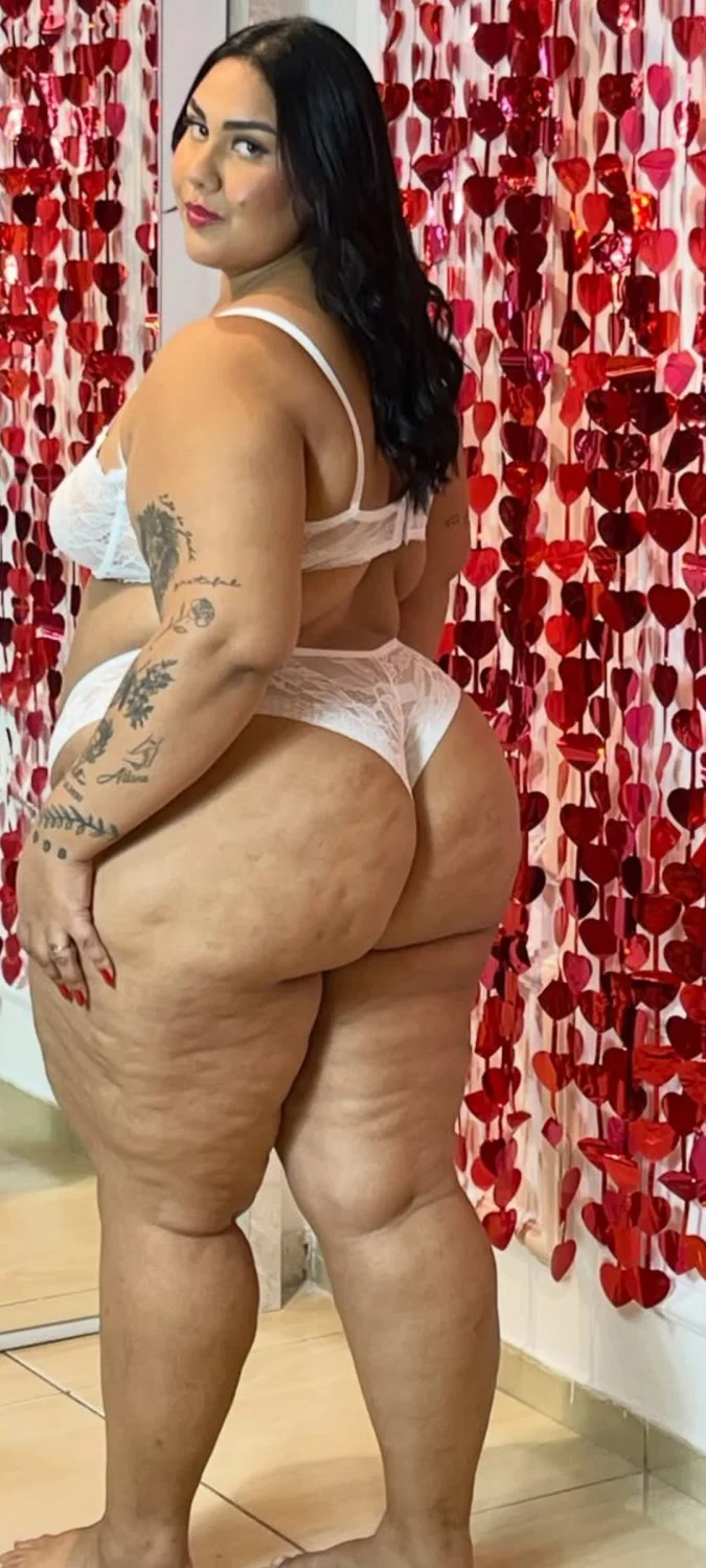 Dona de loja de lingerie safada image 3