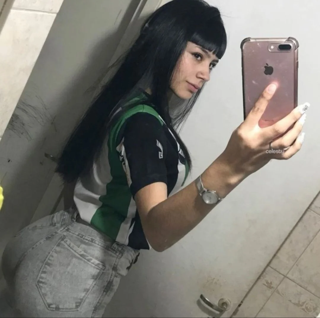 Pendeja hermosa se deja hacer el orto main image