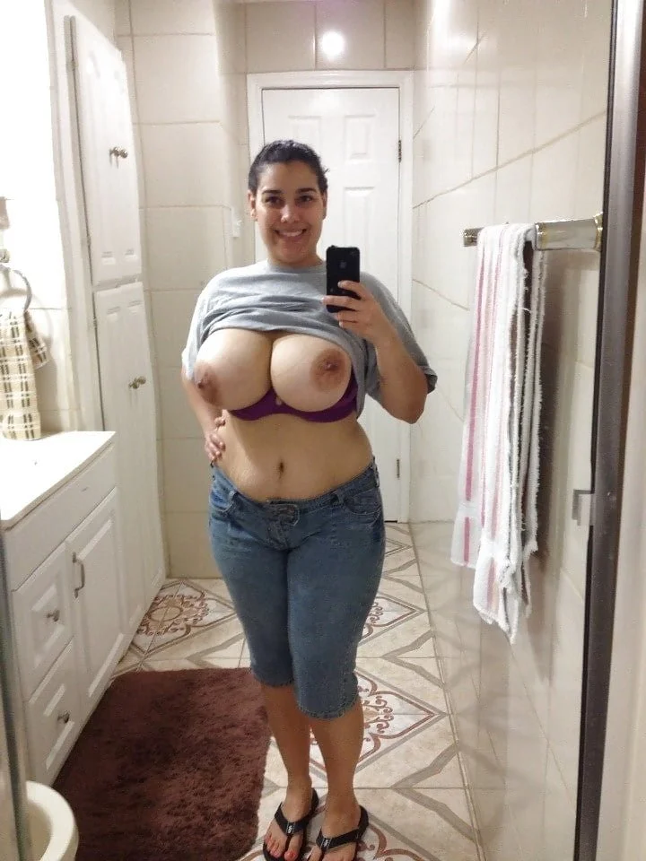 Cubana con enormes Tetas image 10