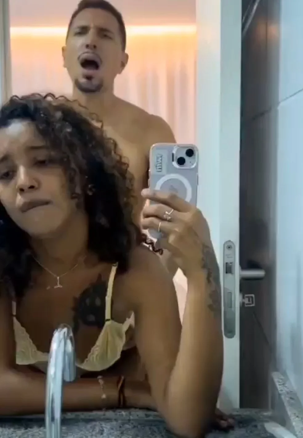 Puta filma fodendo com roludo! image 1