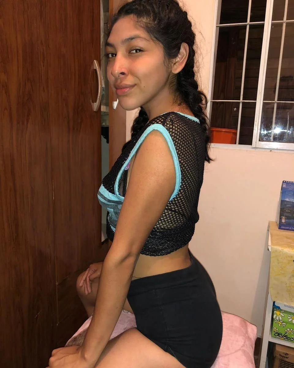 Putita mexicana necesitada de verga image 9