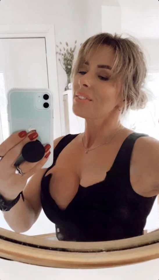 The more people see her pictures and text her, the hornier she gets. Slut Lisa loves to get exposed image 11