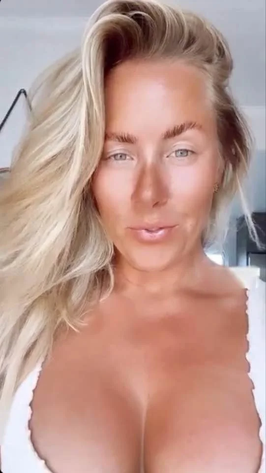 The more people see her pictures and text her, the hornier she gets. Slut Lisa loves to get exposed image 15
