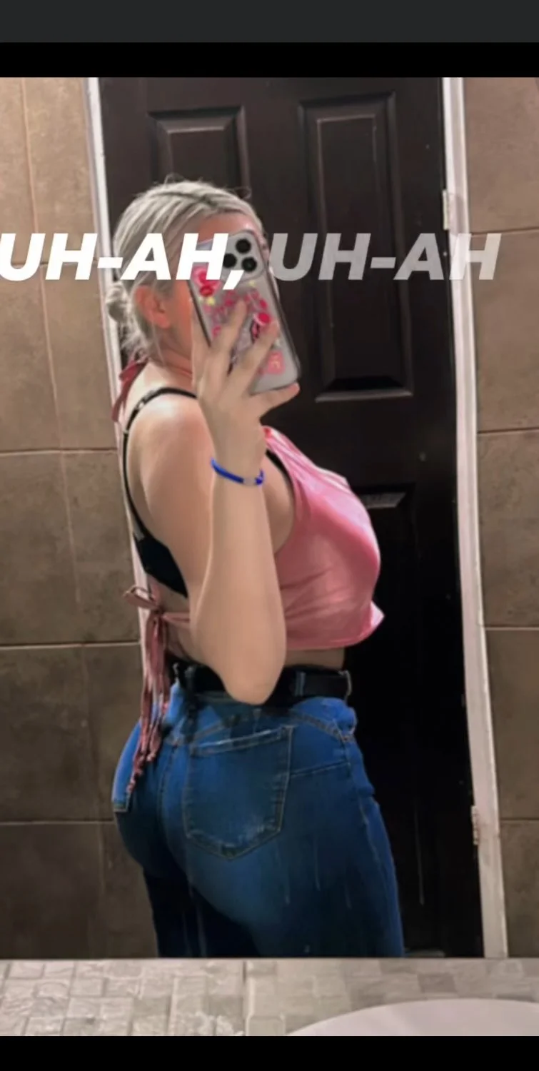 Yazbeth Escobar image 28