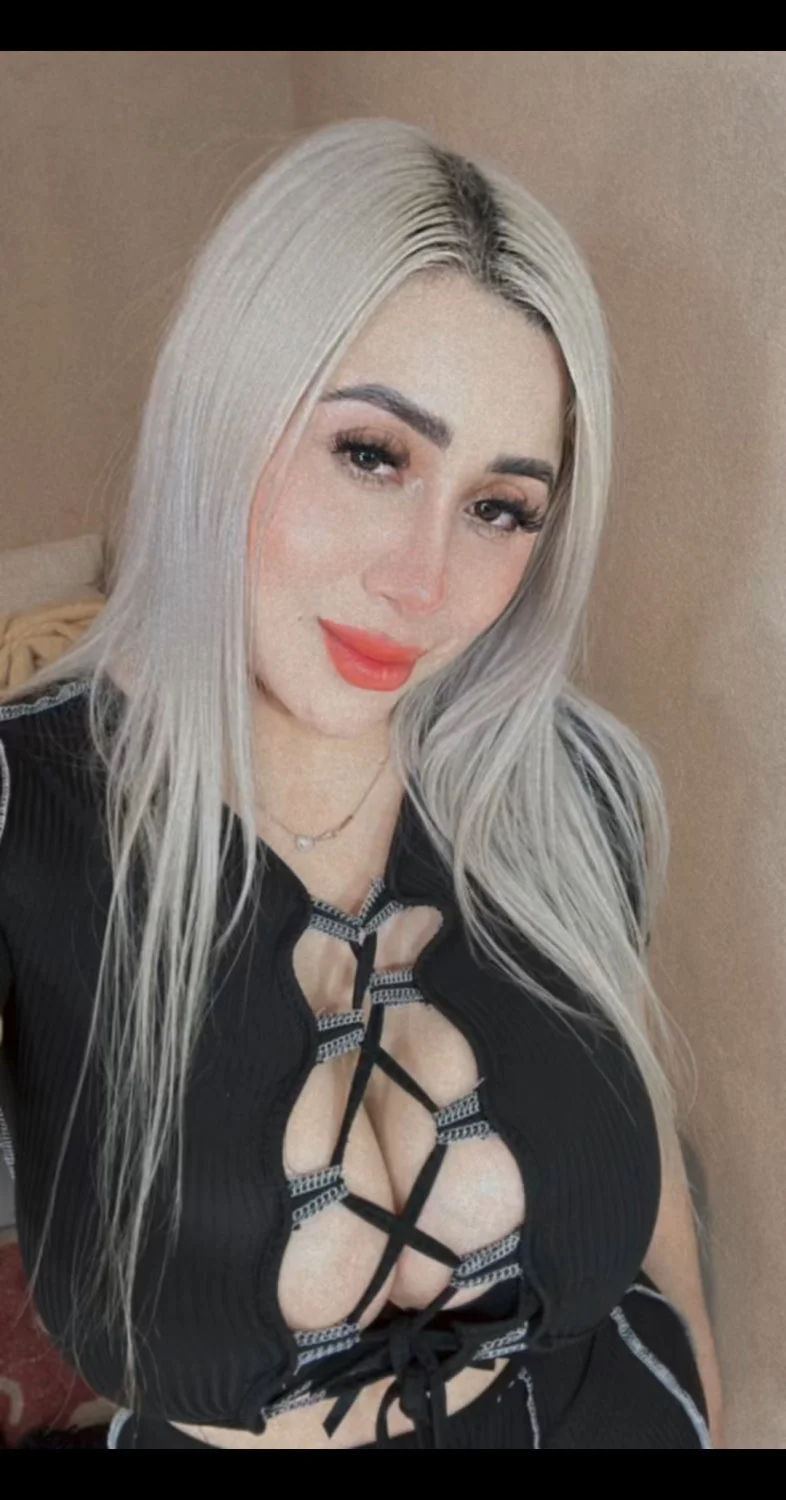 Yazbeth Escobar image 33