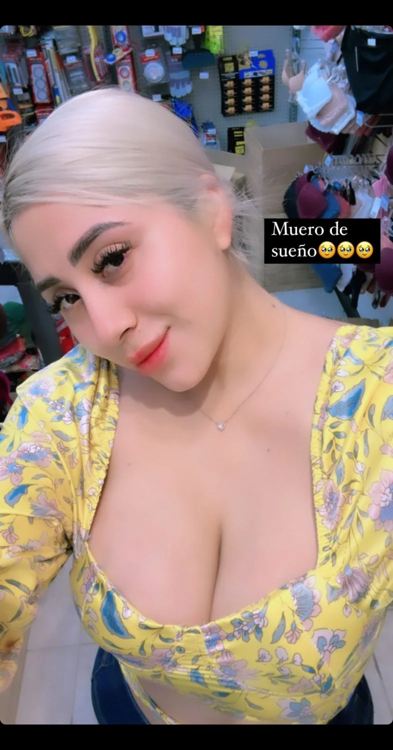 Yazbeth Escobar image 37