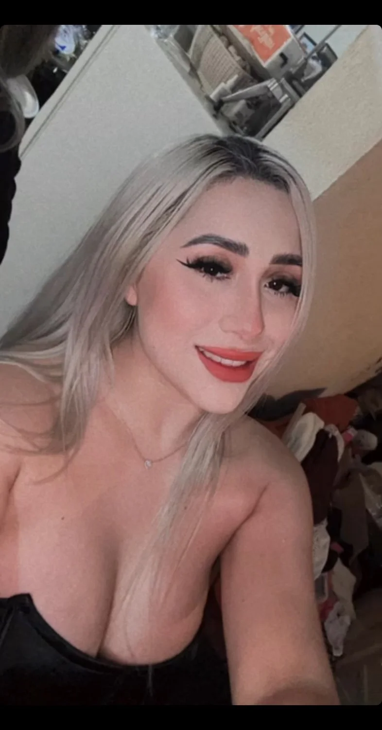 Yazbeth Escobar image 39