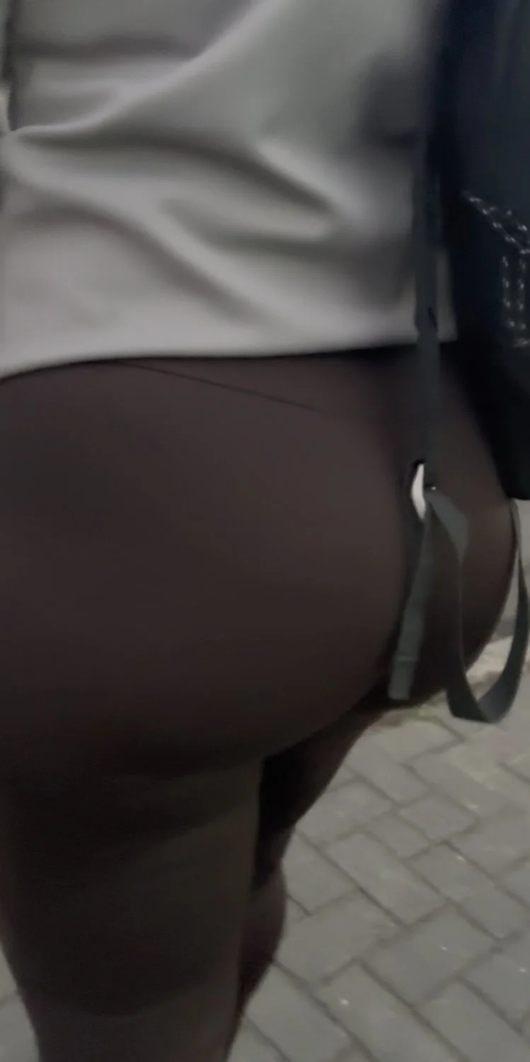 Flagra amador do maior e mais gostoso o rabo que eu já vi image 10