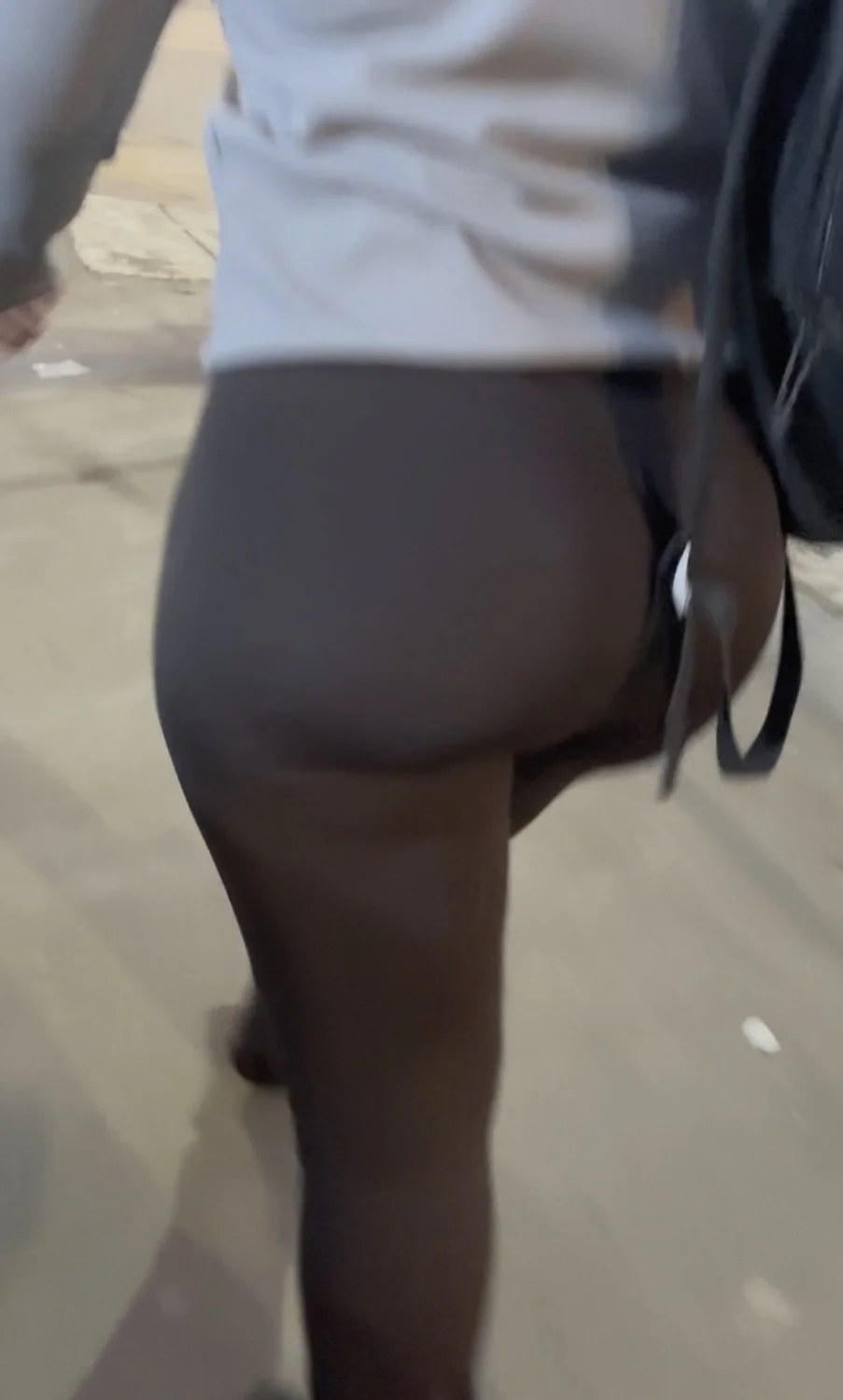 Flagra amador do maior e mais gostoso o rabo que eu já vi image 2