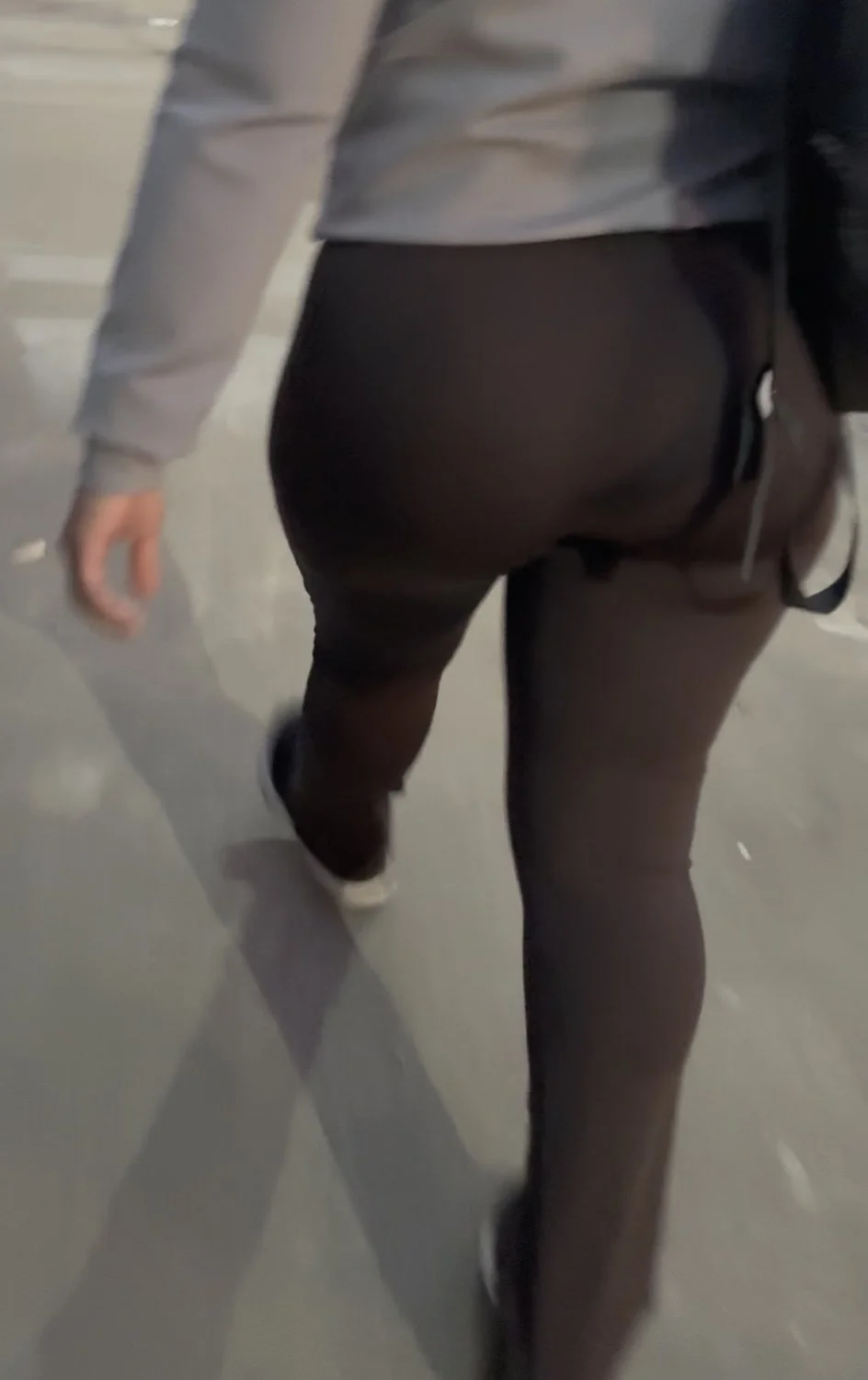 Flagra amador do maior e mais gostoso o rabo que eu já vi image 5