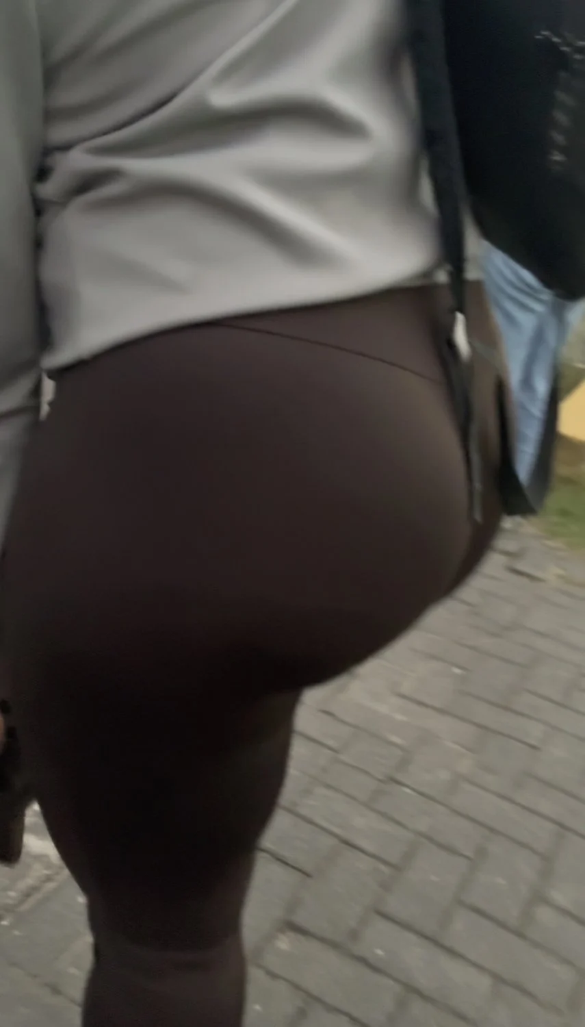 Flagra amador do maior e mais gostoso o rabo que eu já vi image 9