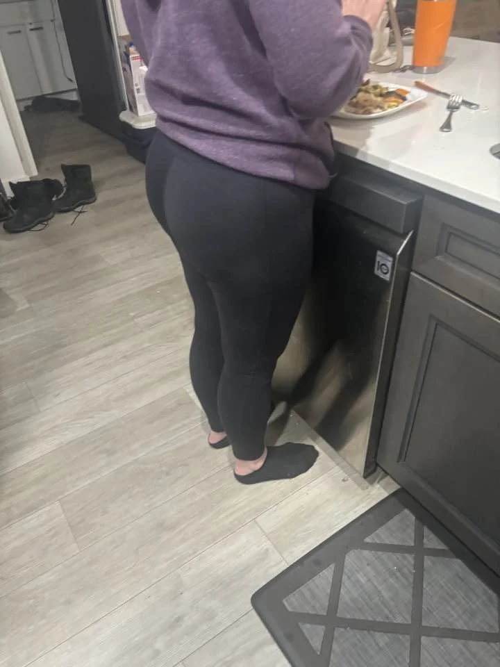 Gf hot thick ass mom image 2