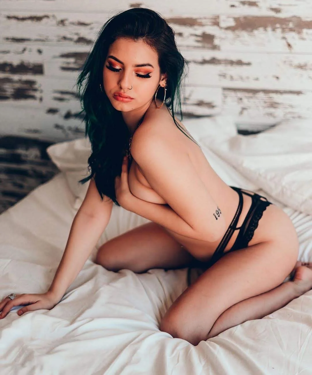 Slutty Latina loves to pose naked image 2
