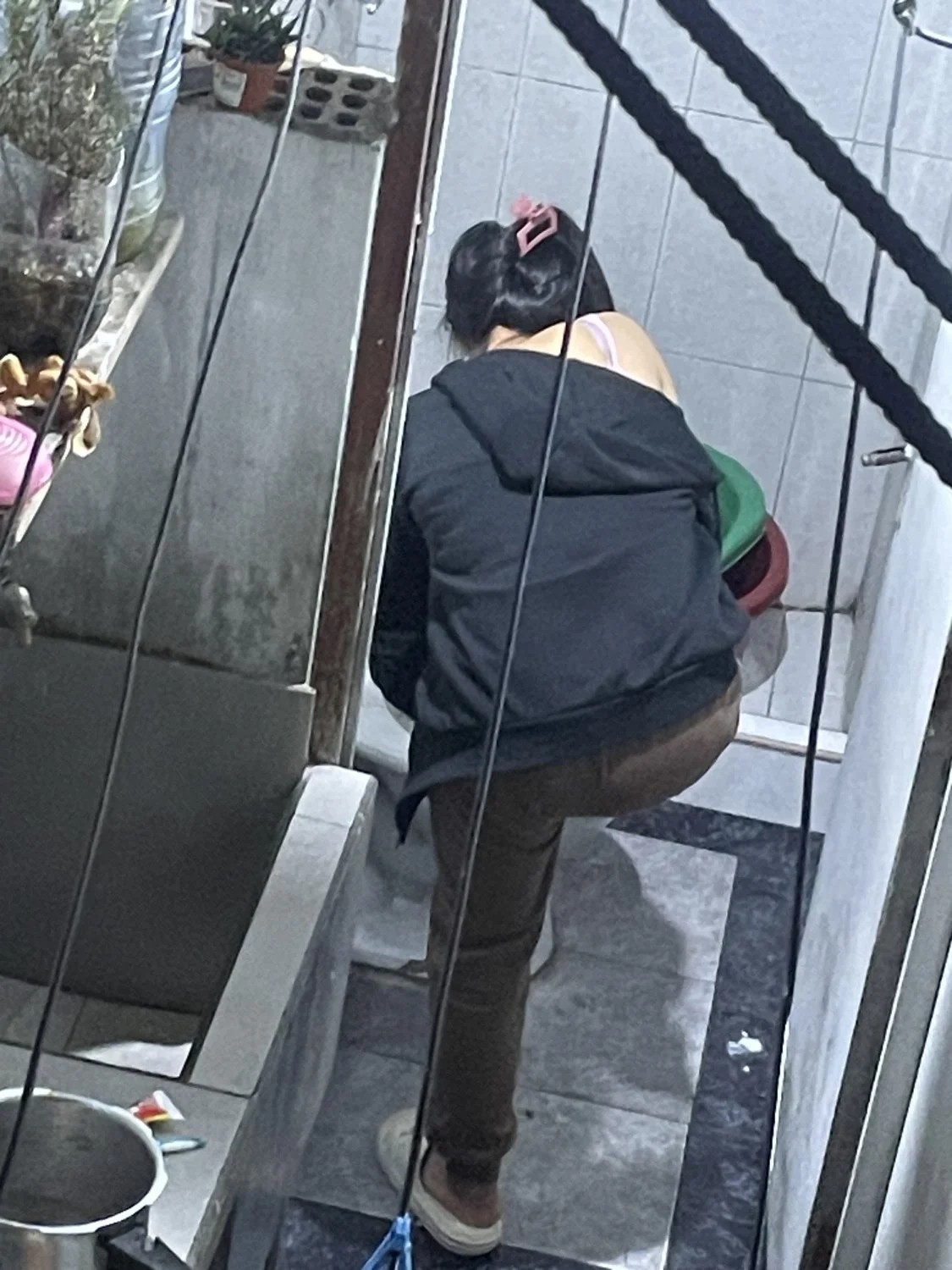 La hermandad de mi vecina tiene unas muy buenas tetas image 7
