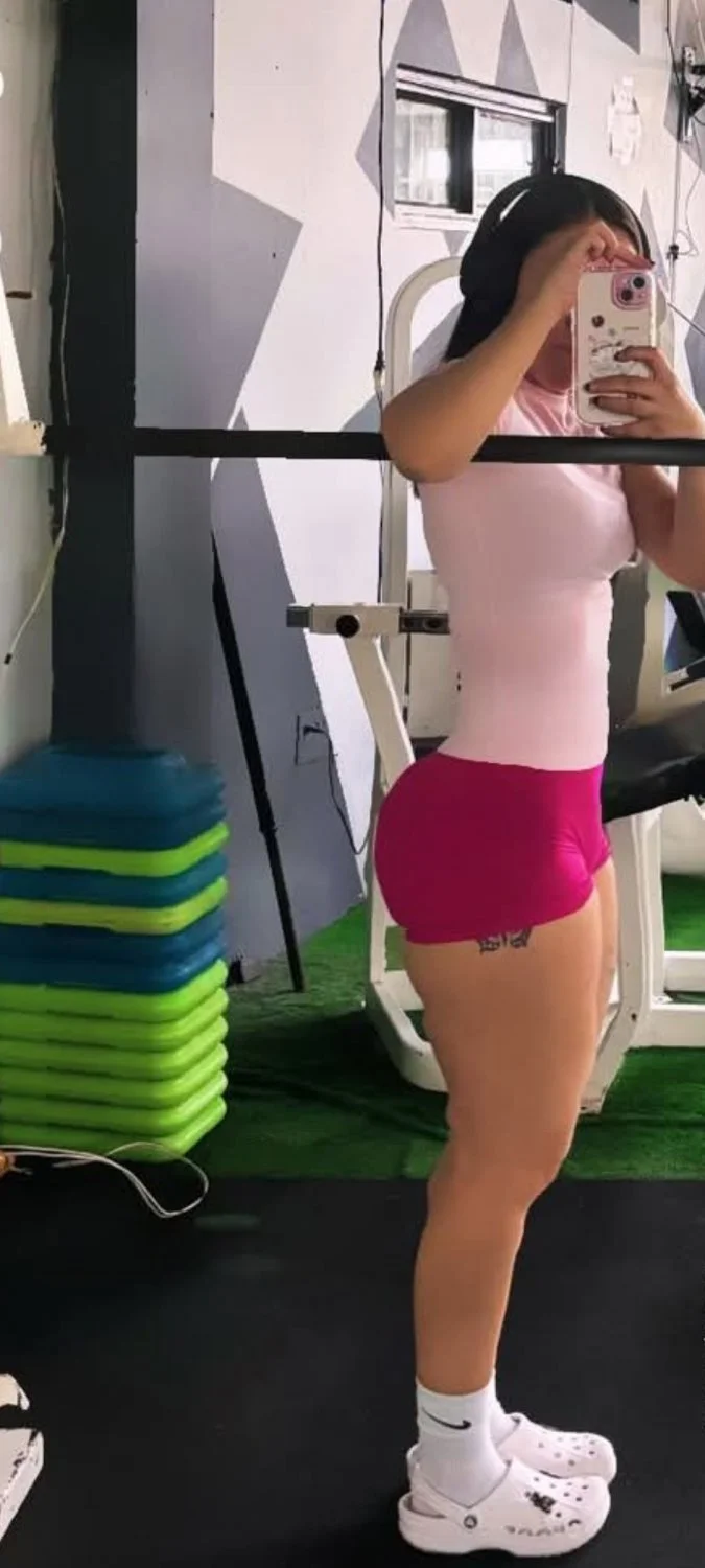 Hermosa puta wera con un culito de gym bien hecho image 4