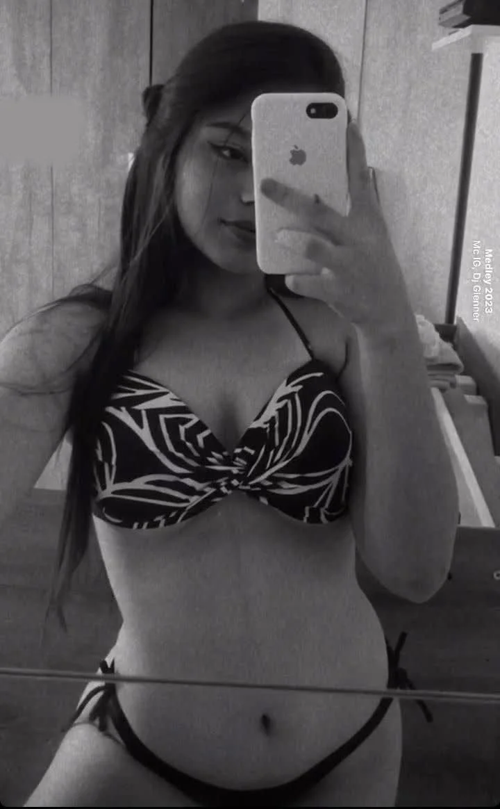 Linda Flaca sexy mamando verga a su amigo oral hot main image
