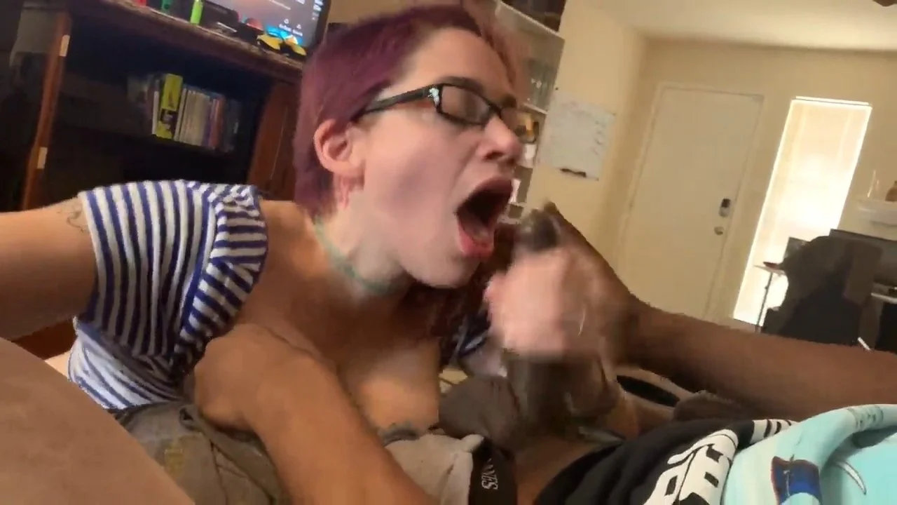 Hotwife chupa e engole porra da bbc na frente do corno main image