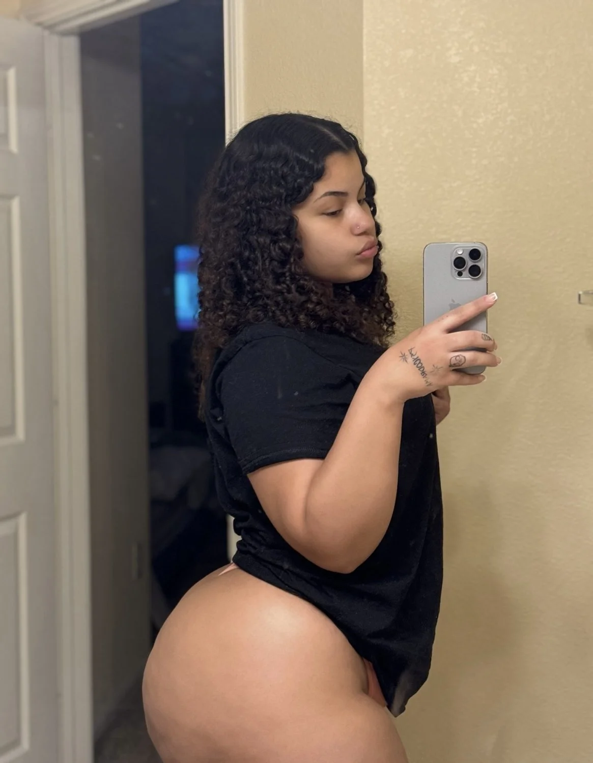 E B O N I E S 🍫 main image