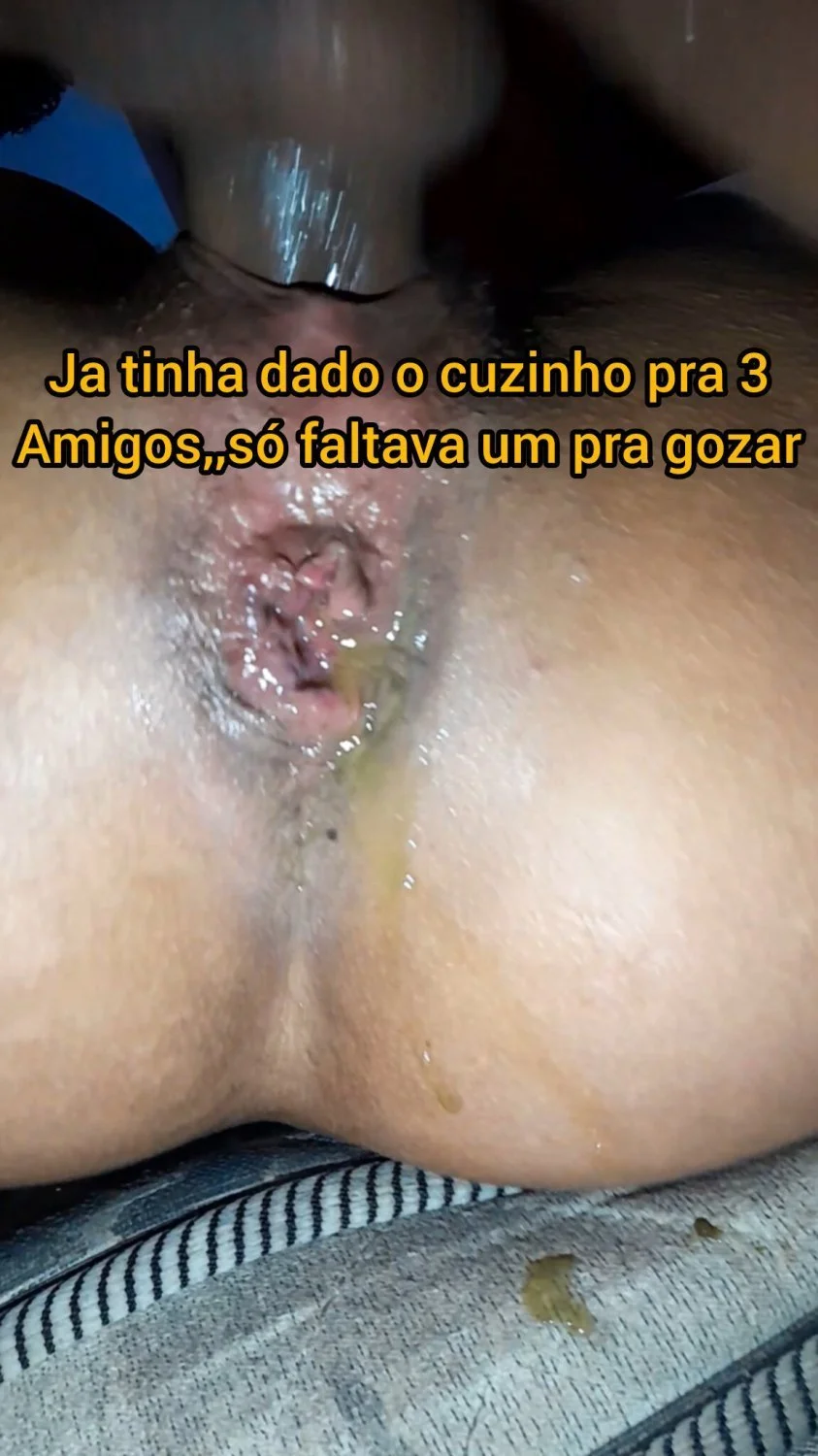 Comemoração do aniversário do corno com os amigos no bar, em casa a esposa era o presente dos amigos image 16