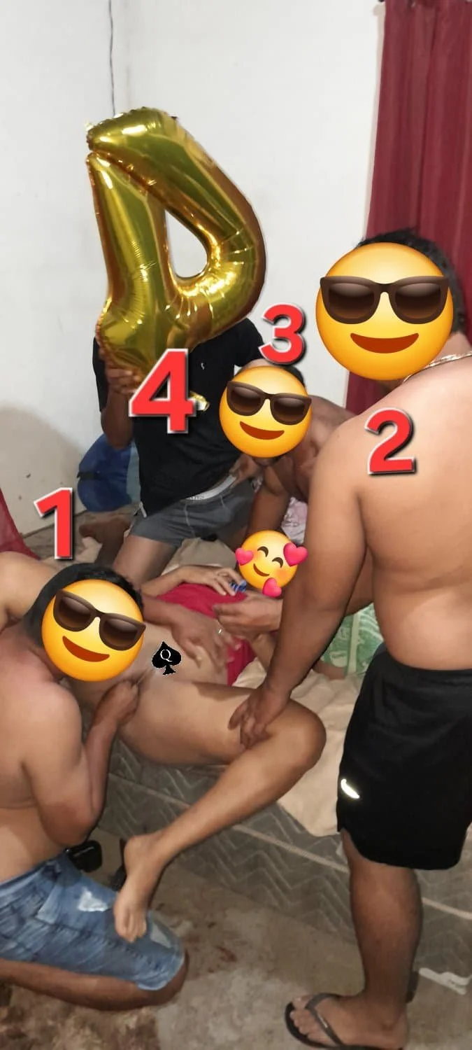 Comemoração do aniversário do corno com os amigos no bar, em casa a esposa era o presente dos amigos image 5