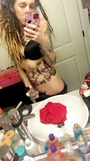 Vannah slender, tattooed, dreadheaded vixen image 11