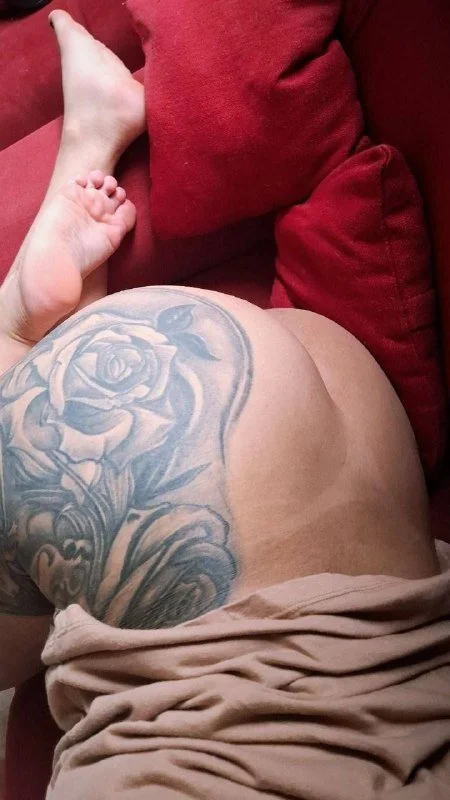 Corno vazou a esposa cavala tatuada, gostosa ama chupar e sentar em uma pica e foi vazada image 3