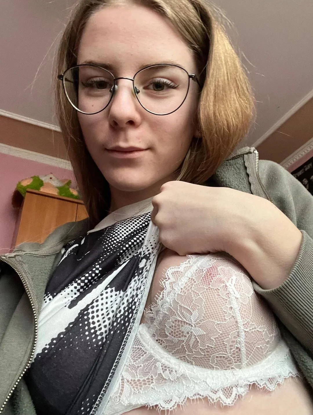 Beautiful skinny white girl, masturbating image 4