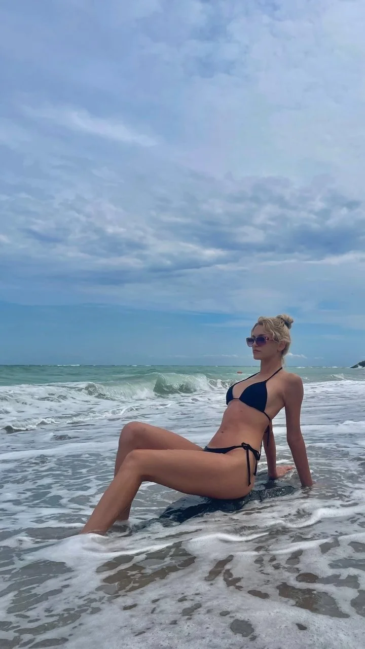 Stunning teen slut Ana image 18