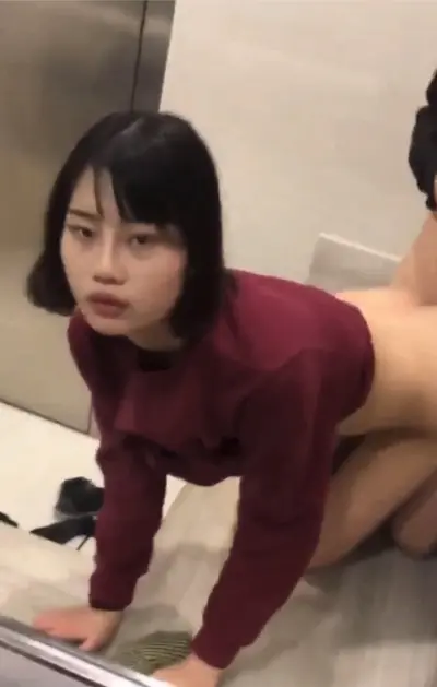 chinese_couple_fucks_in_fitting_room_amateur cover image