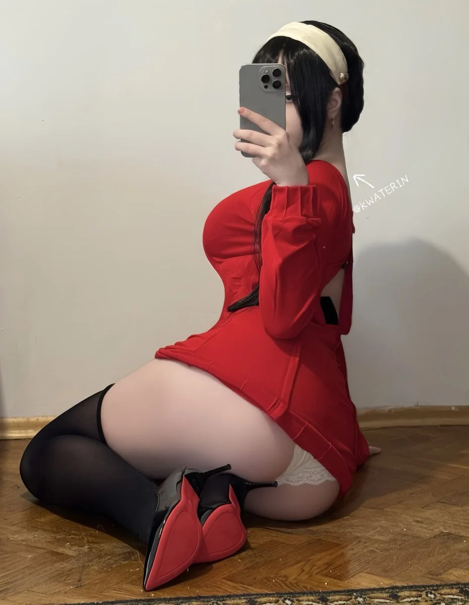 Mix de cosplays de yor forger. Las cosplayers son super lindas y puras, me ponen duro siempre main image