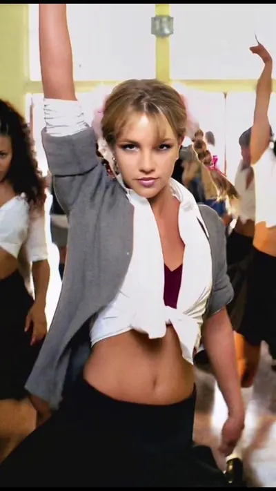 Britney baila en topples con IA cover image