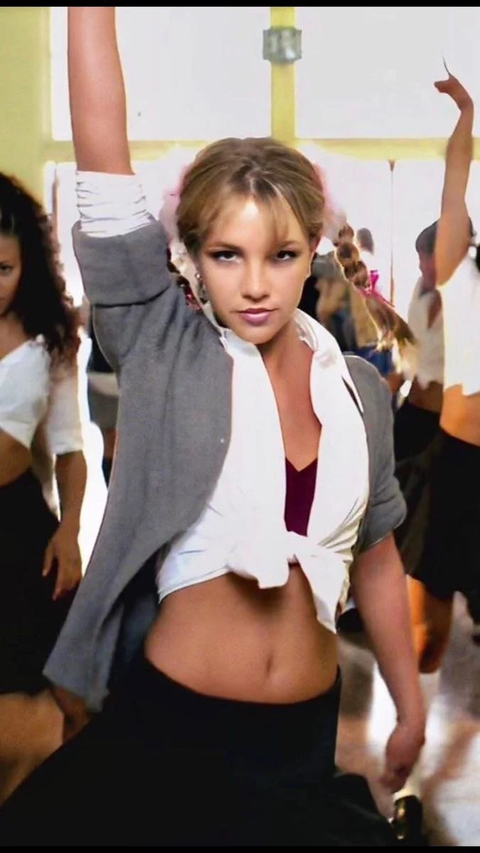 Britney baila en topples con IA main image