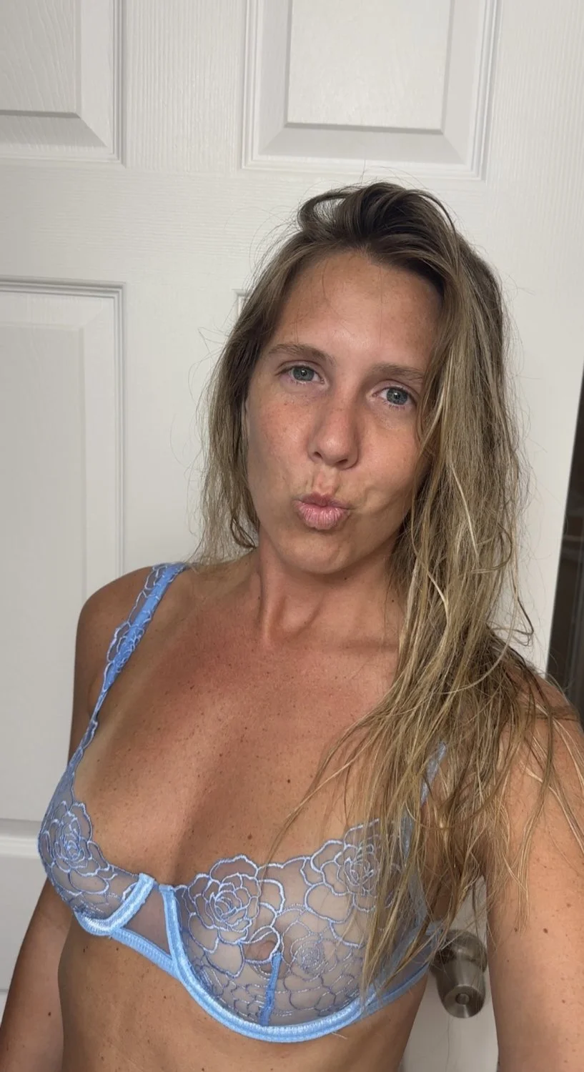 Fit blonde shows off her body - part 2 main image