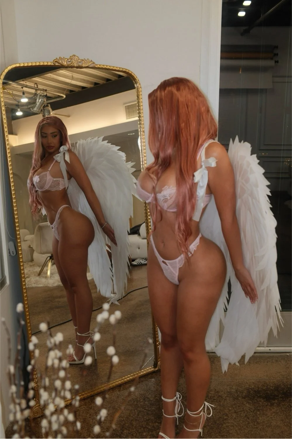 Anyone know who she is?? Comment below main image
