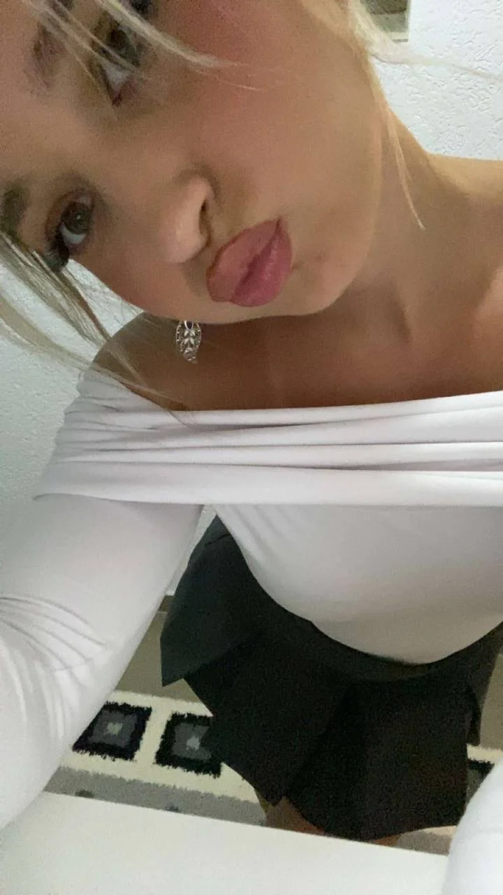 Hot Snowbunny Ellie image 9