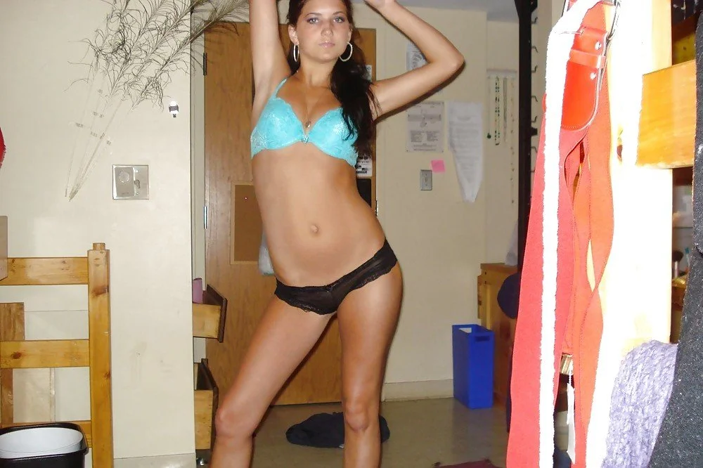Teen whore girlfriend looks angelic wjth a cock in her mouth. Long legs tho🔥🔥🤤🤤 image 25