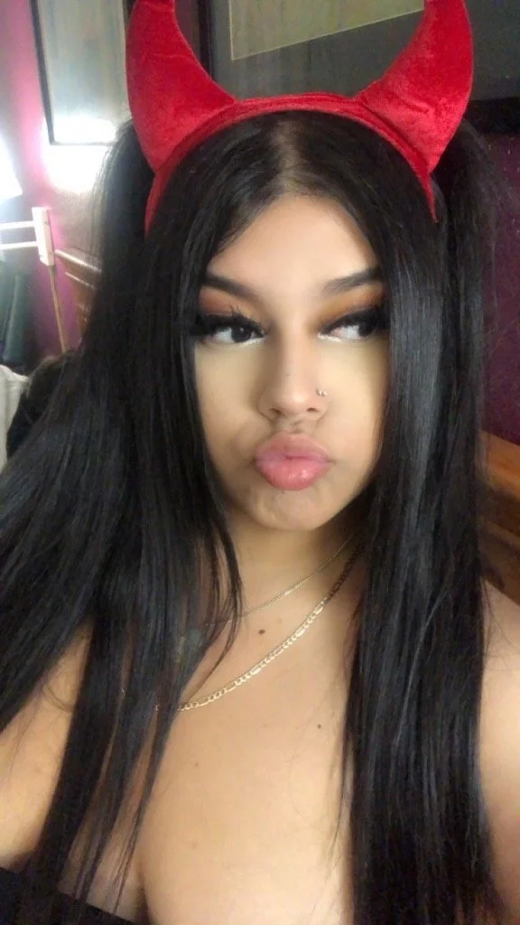 N H E L L Y . BBW 🌶️ image 4