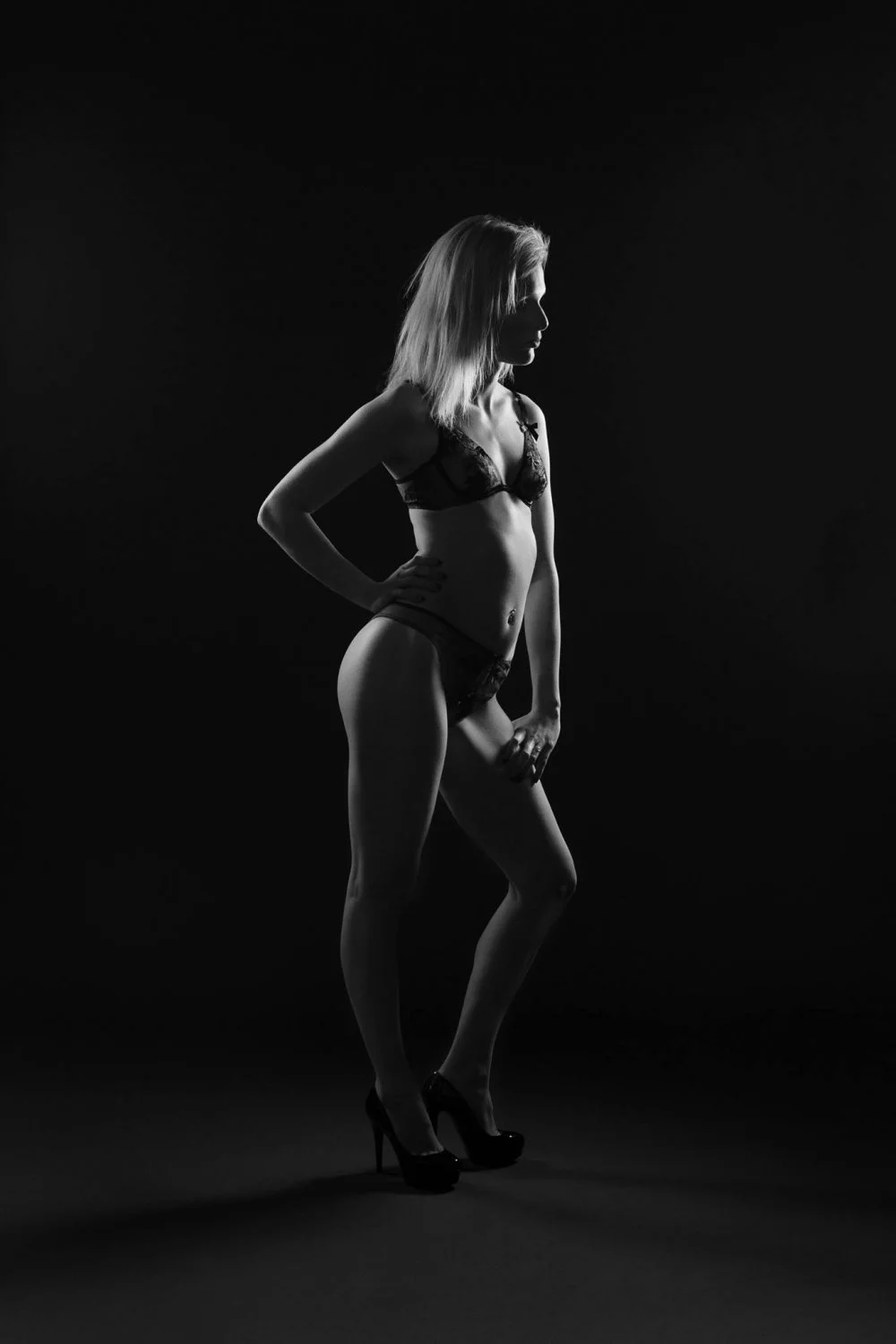 Tight body blonde boudoir image 3