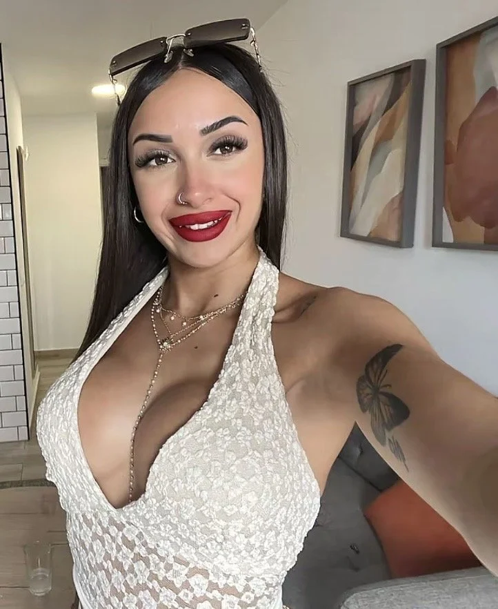 Laura, una puta barata que se operó las tetas para conseguir una polla que la mantenga image 9