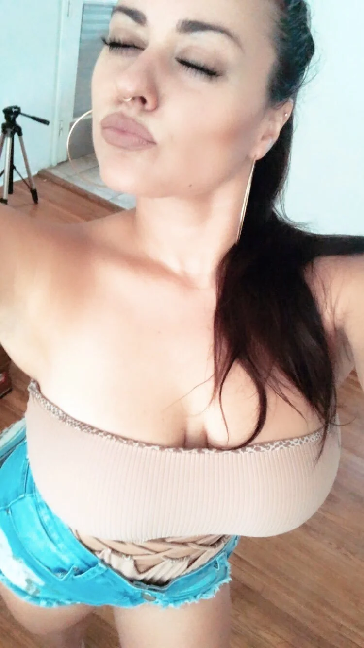 thick ass gym baddie has an insane breeding build image 3
