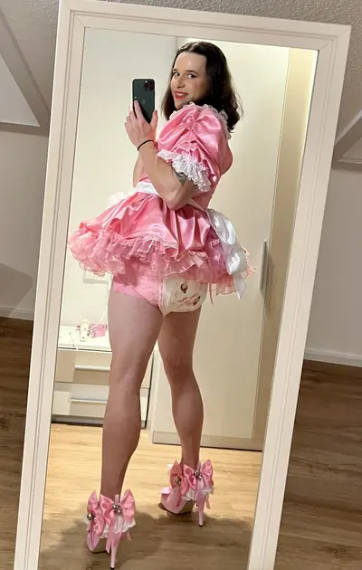 [EXPOSURE] Sissy Lea is a baby dick, diaper wearing sissy. Make her regret sharing these pics cover image