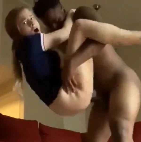 Chica religiosa con lujuria por un hombre negro image 4