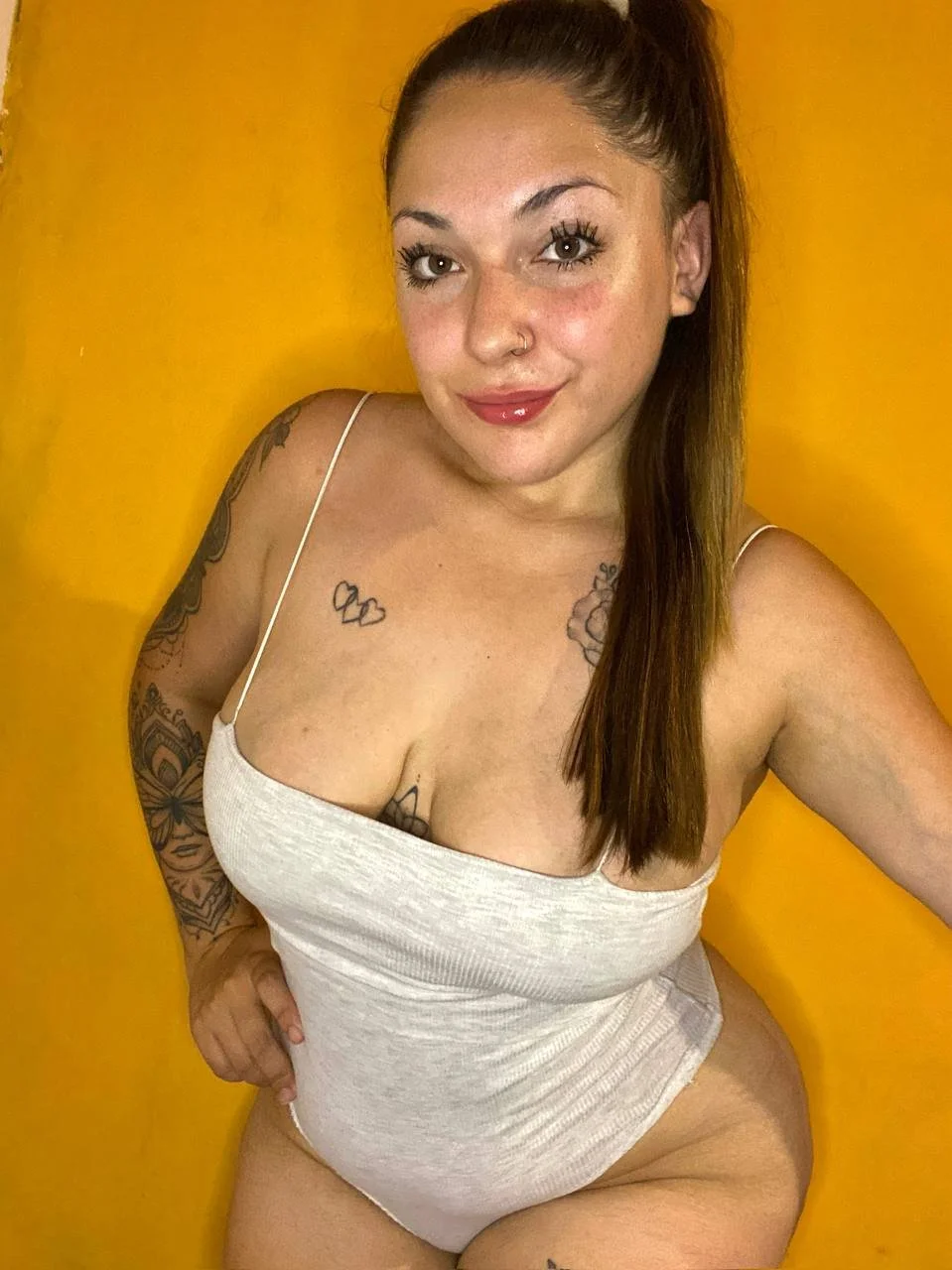 Madura Argentina le gusta tirar leche con las tetas y chupar pija image 2
