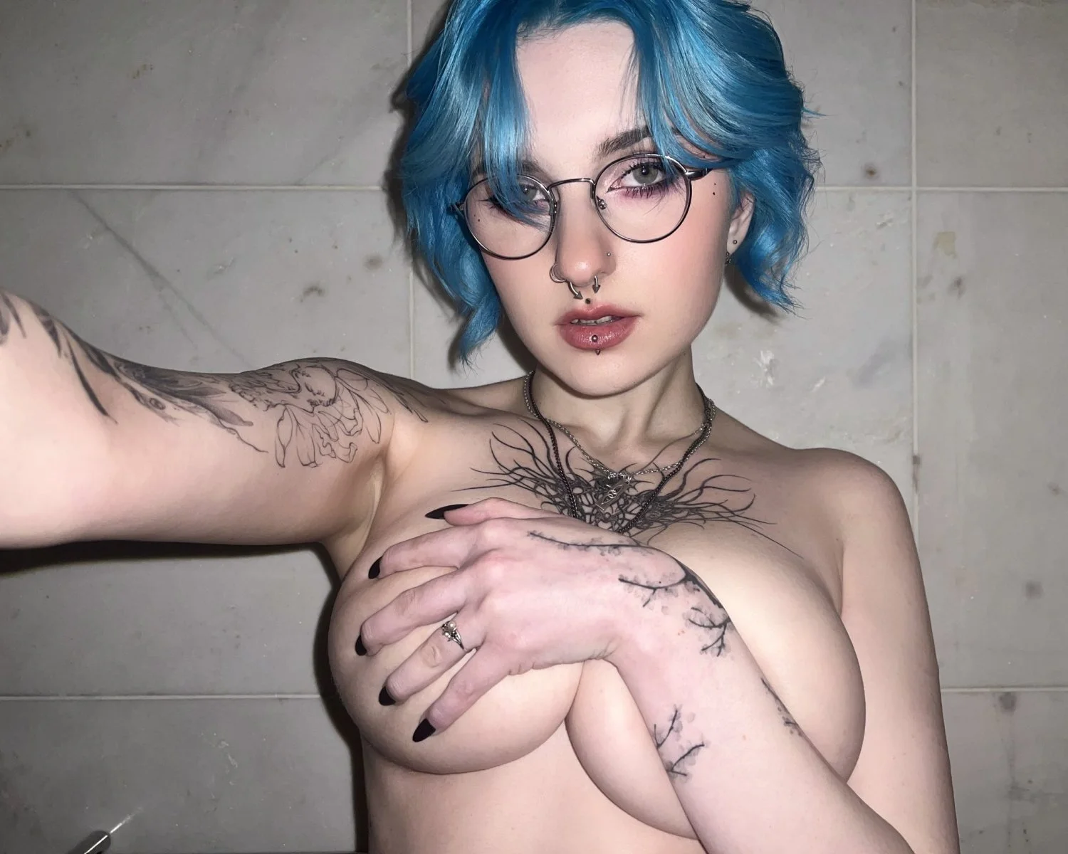 E-girl peituda de cabelo azul main image